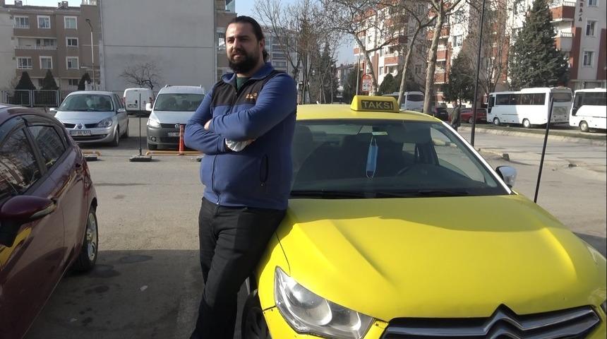4 üniversite mezunu, taksici oldu: Mutlu olduğum işi yapıyorum
