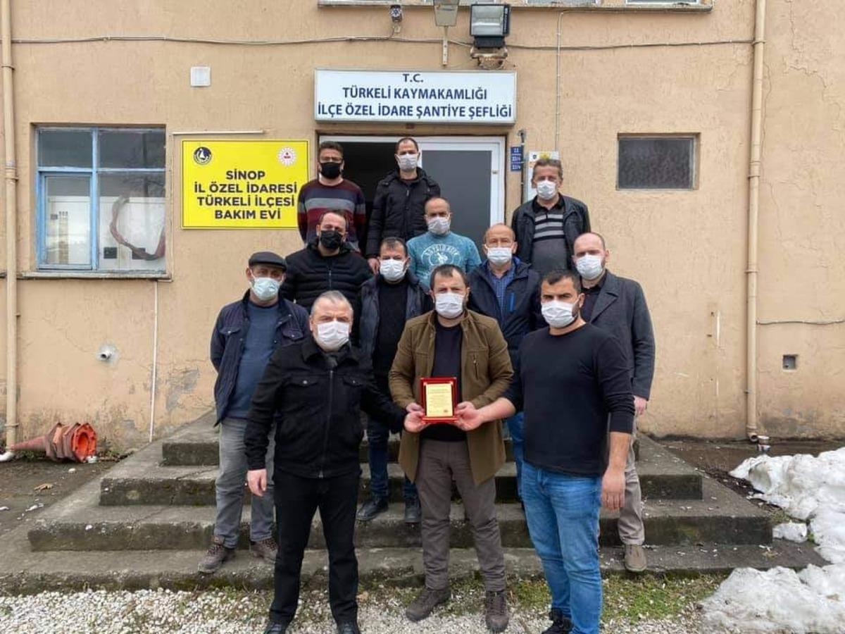 T&uuml;rkeli MHP&rsquo;den emek&ccedil;ilere "teşekk&uuml;r" plaketi