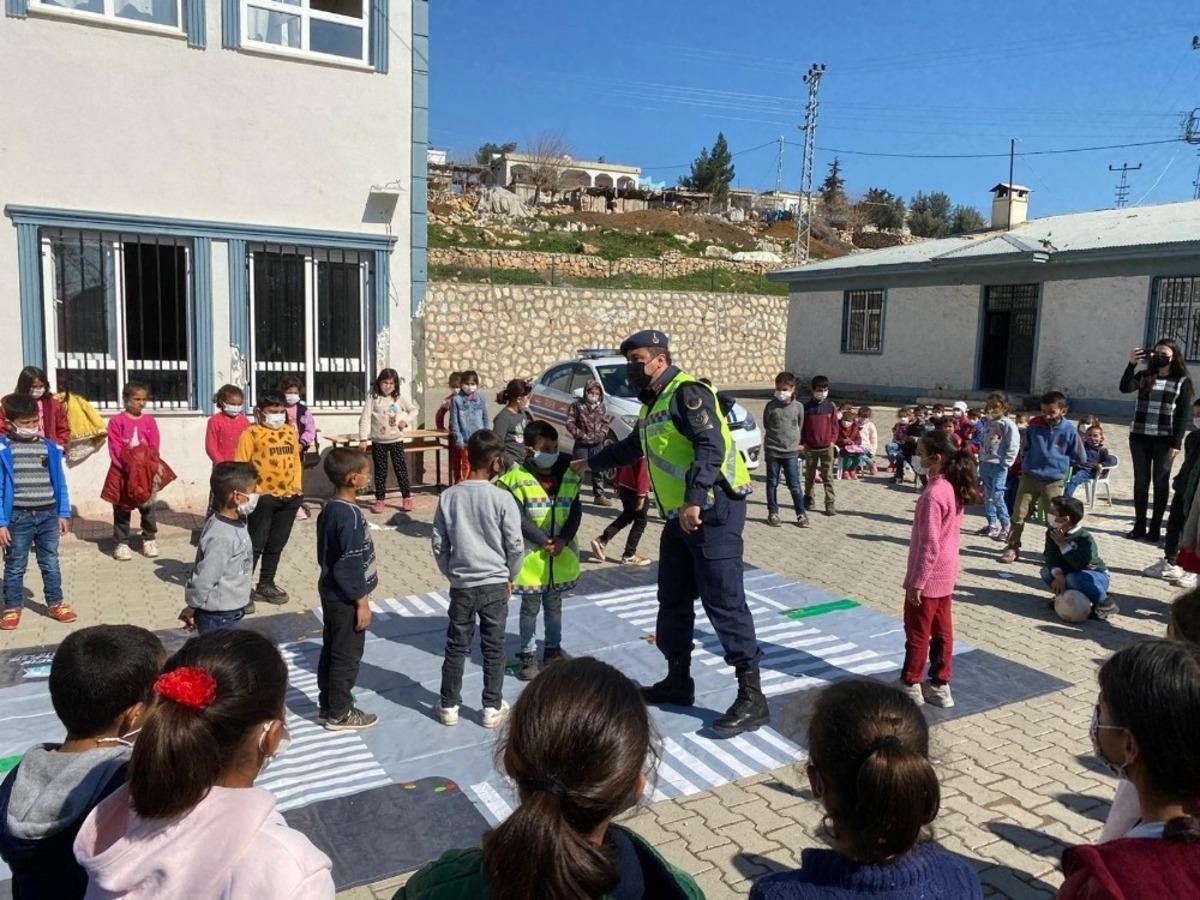 Jandarma ve polisten &ouml;ğrencilere eğitim