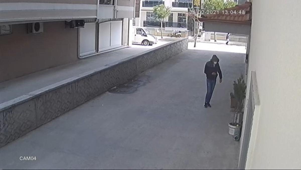 Kendisini polis olarak tanıttığı kişinin 3 bin 930 euro ve 4 adet &ccedil;eyrek altınını dolandırdı