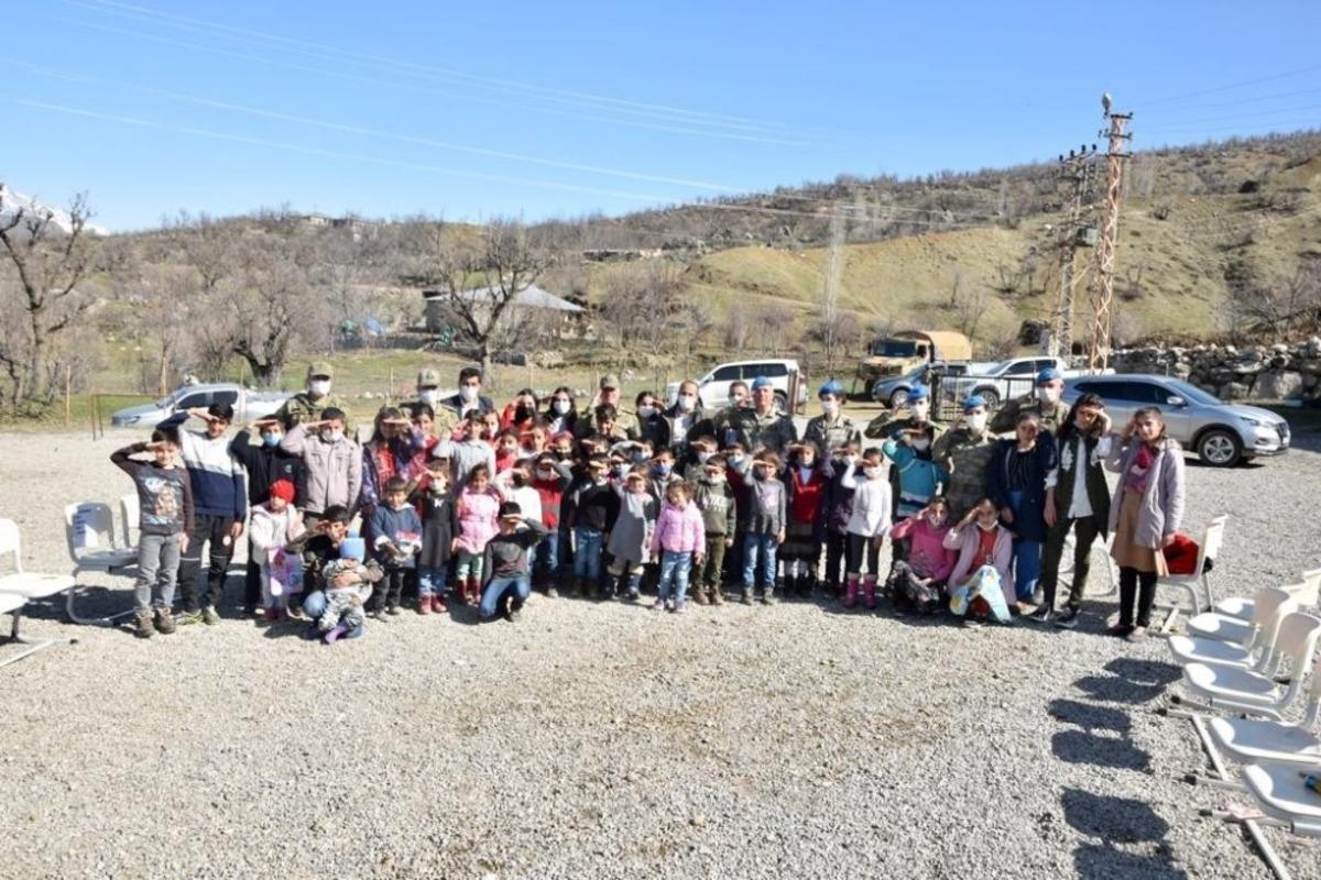 Mehmet&ccedil;ikten Hakkari&rsquo;deki ilkokul &ouml;ğrencilerine ziyaret