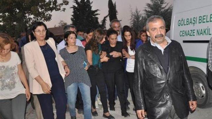 Aysel Tuğlukun annesinin cenazesine saldırı Aysel Tuğlukun annesinin cenazesine saldırı