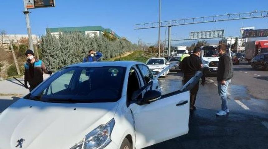 Kazadan sonra hasara bakmak için aracından inen sürücü TIR'ın altında kaldı