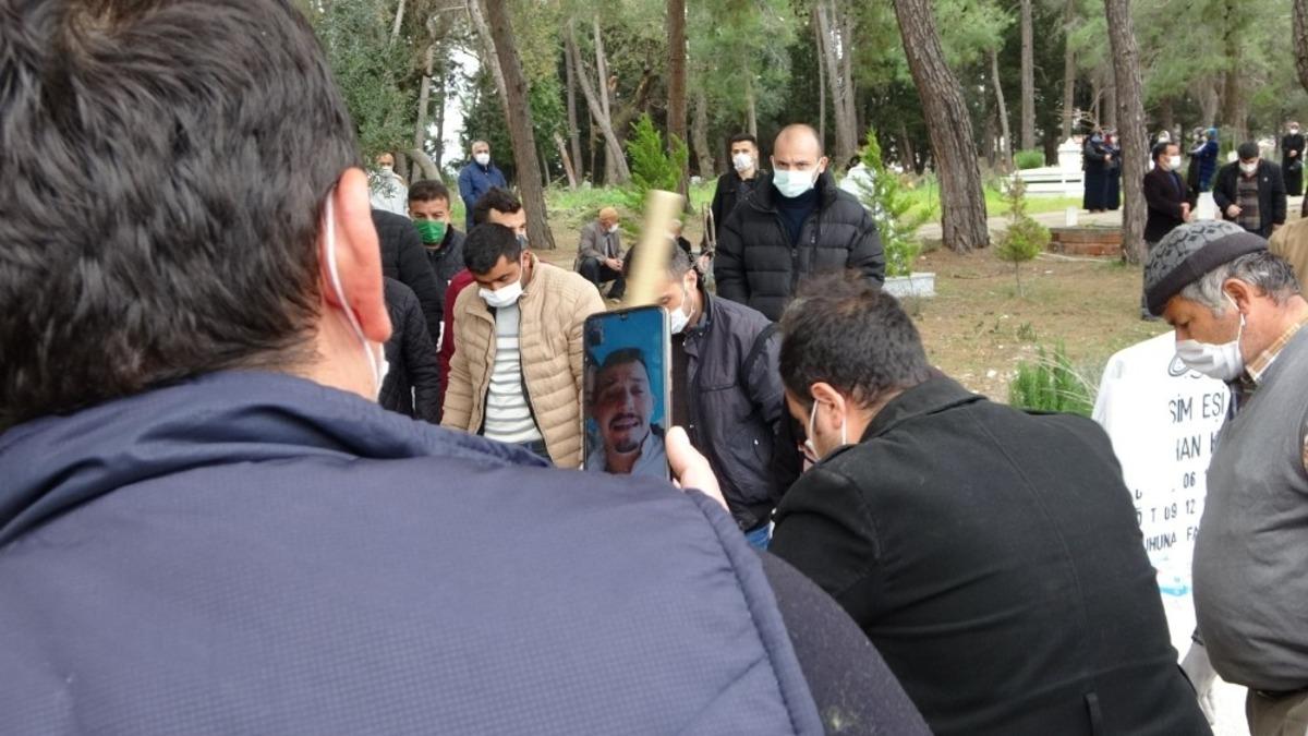 Şizofren oğlunun &ouml;ld&uuml;rd&uuml;ğ&uuml; anne g&ouml;zyaşları arasında toprağa verildi