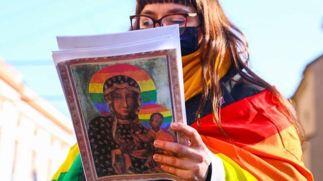 Polonya da Meryem Ana yı LGBTİ sembol&uuml;yle tasvir eden aktivistler beraat etti 1