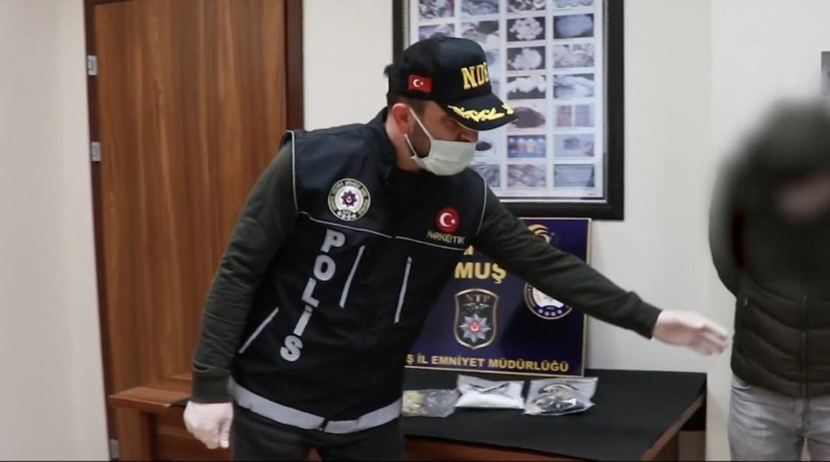 Midesinden 305 gram uyuşturucu &ccedil;ıktı