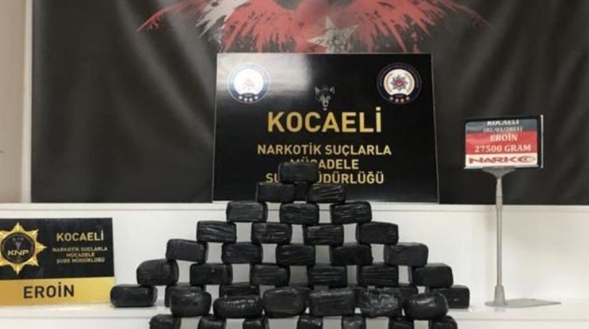 Aracın &ccedil;amurluğundaki zuladan 27,5 kilogram eroin &ccedil;ıktı