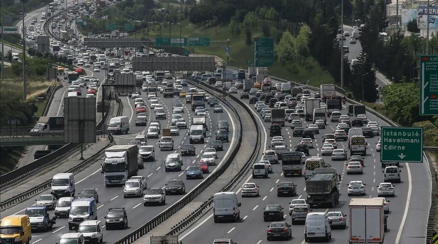 Yeni normalleşme sürecinin ilk gününde İstanbul'da trafik yoğunluğu