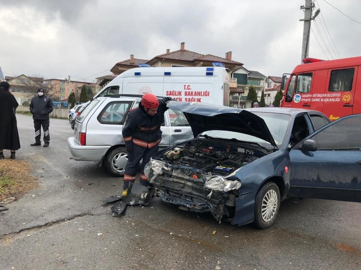 Sakarya&rsquo;da 2 otomobil &ccedil;arpıştı: 3 &ccedil;ocuk yaralı