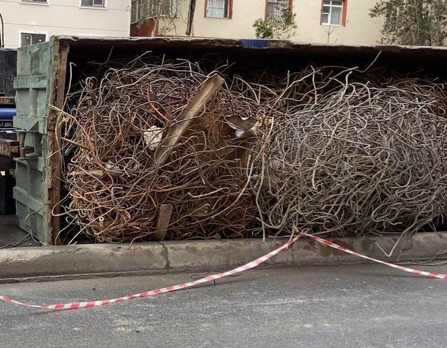 Demir y&uuml;kl&uuml; kamyon yan yattı 1