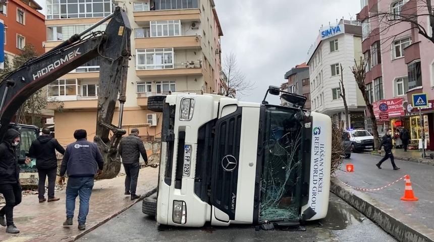 Demir y&uuml;kl&uuml; kamyon yan yattı