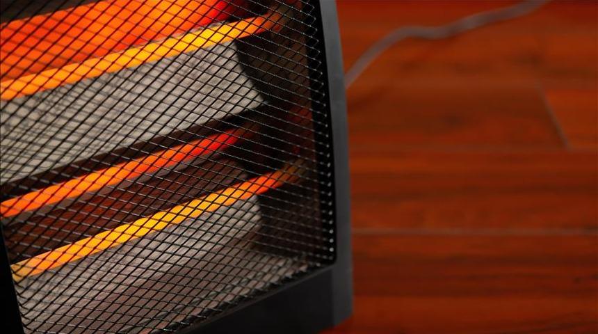 Açık unutulan elektrikli ısıtıcıyla oynayan çocuklar evi yaktı