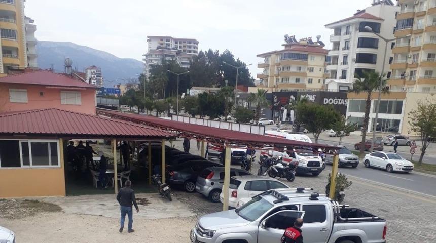 Oto galeriye silahlı saldırı: 1 &ouml;l&uuml;, 2 yaralı