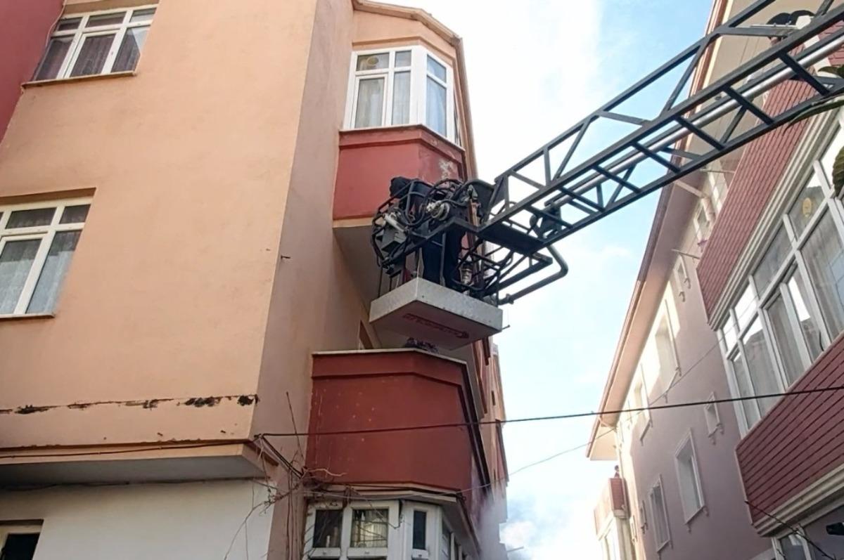 3 katlı binada &ccedil;ıkan yangında mahsur kalan kadını itfaiye kurtardı