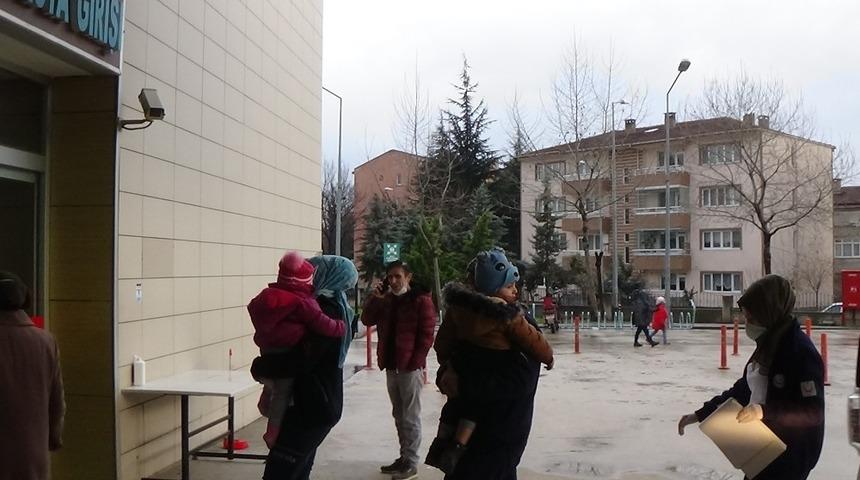 Su sandıkları tineri içen 3 yaşındaki ikizler hastanelik oldu