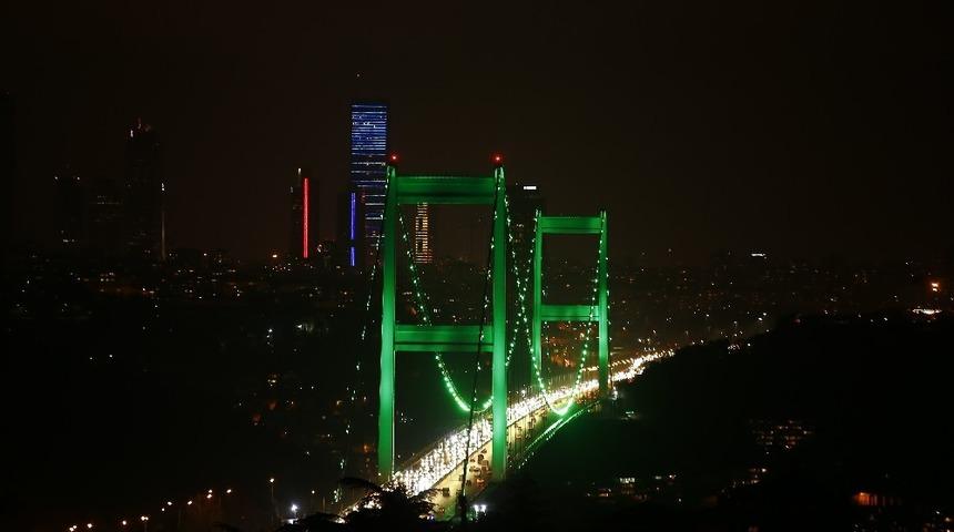 İstanbul'daki köprüler yeşile büründü