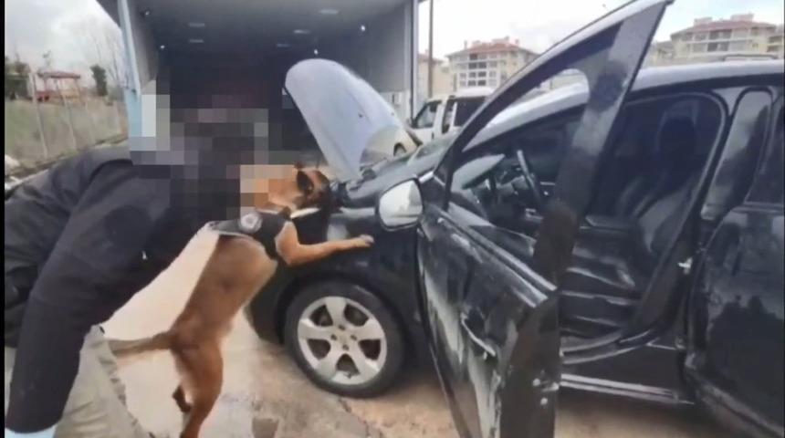 Çamurluklara zulalanan uyuşturucu narkotik köpeği sayesinde bulundu