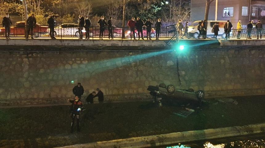 Kastamonu'da dereye uçan aracı izleyen vatandaşlar sosyal mesafeyi unuttu