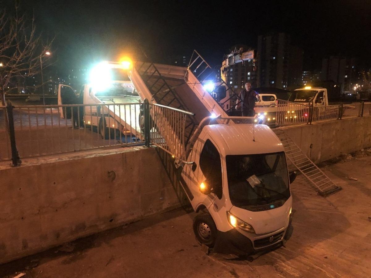 Kanala u&ccedil;an kamyonetin alkoll&uuml; s&uuml;r&uuml;c&uuml;s&uuml; yaralandı