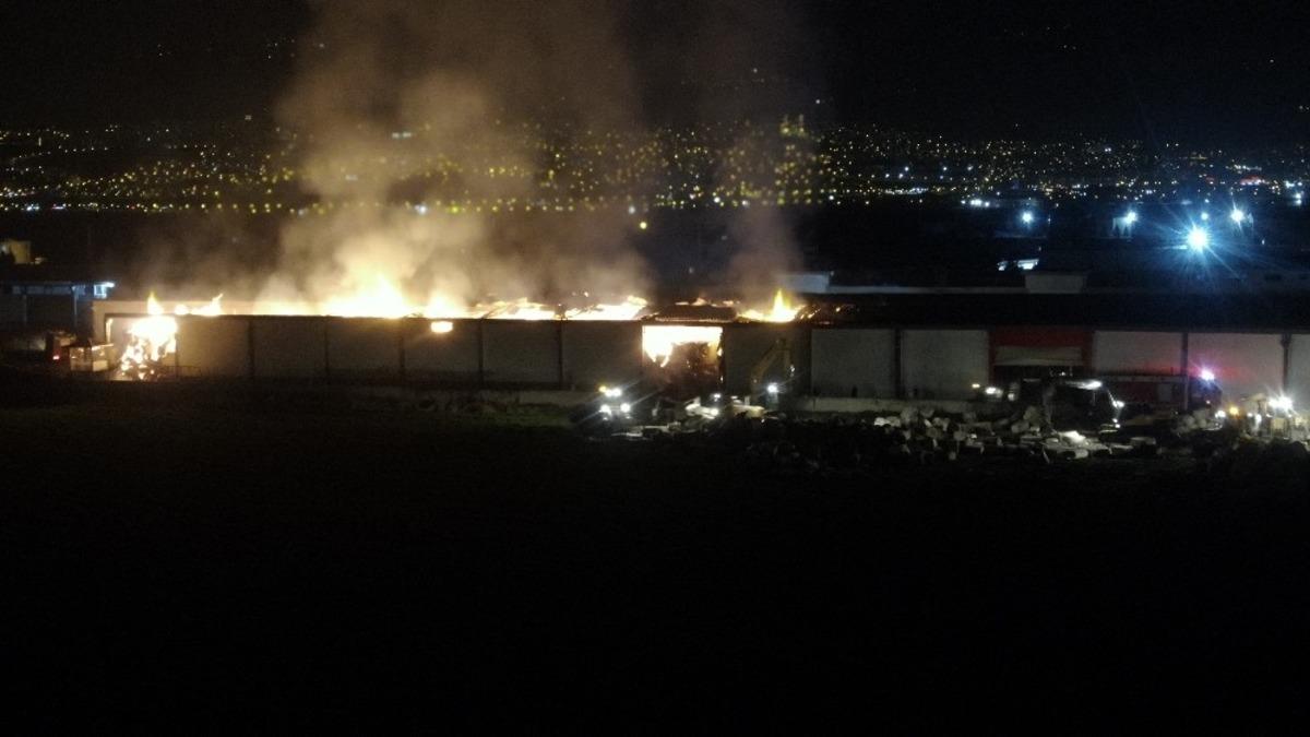 Kahramanmaraş&rsquo;ta fabrika yangını drone ile g&ouml;r&uuml;nt&uuml;lendi