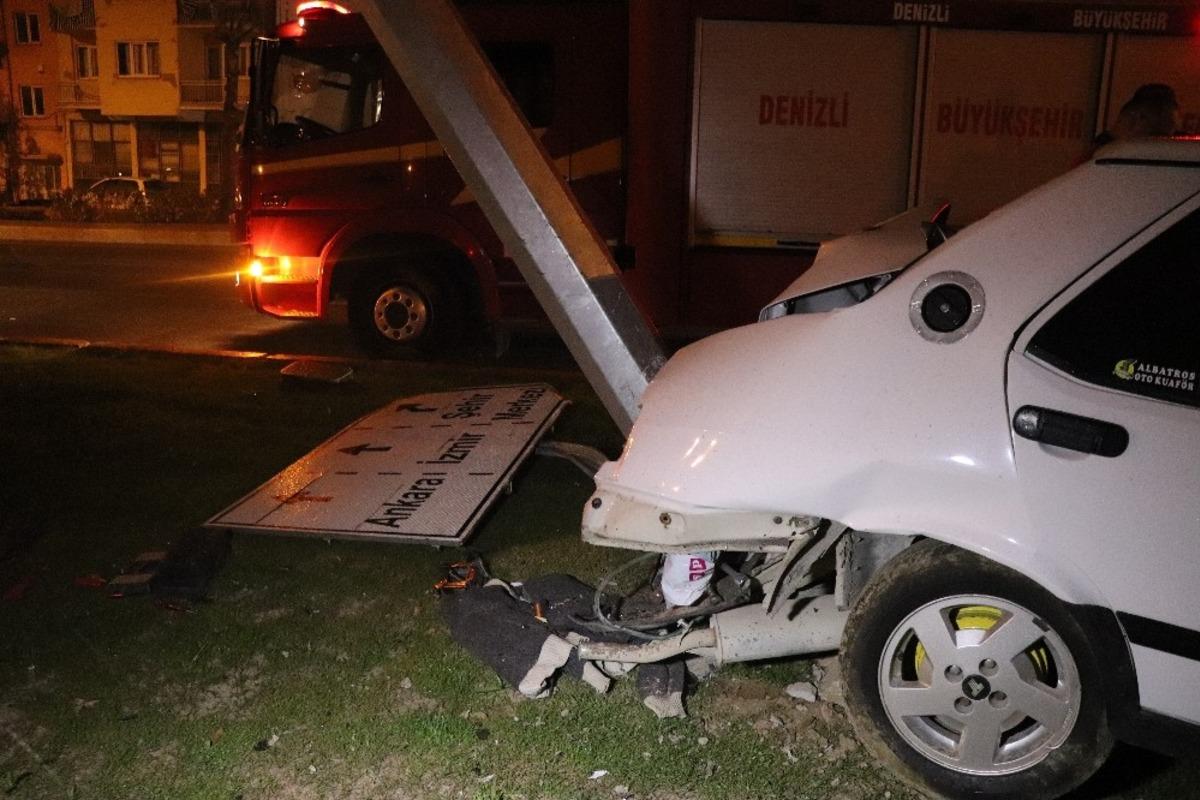 Kayganlaşan yolda aydınlatma direğine &ccedil;arptı