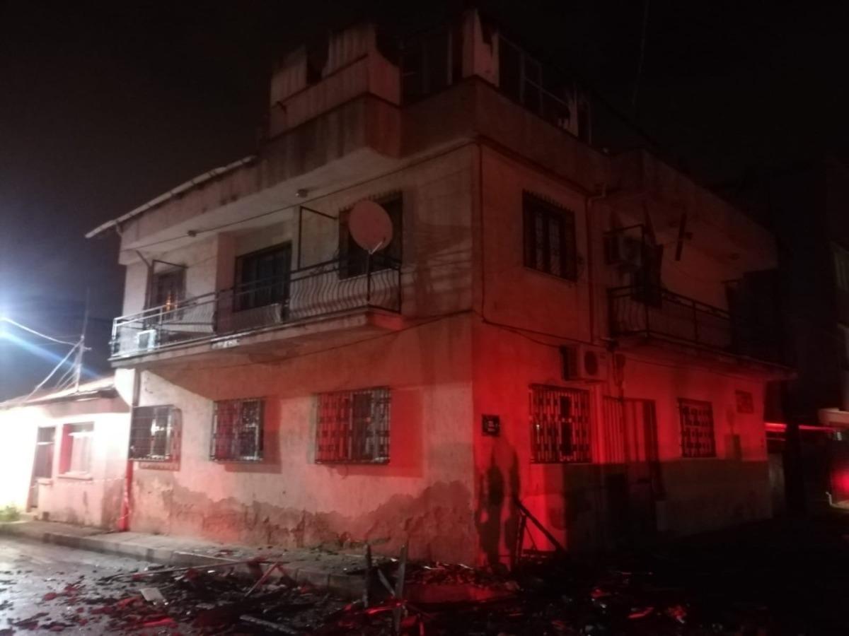 İzmir&rsquo;de alevlere teslim olan evdeki yaşlı &ccedil;ifti komşuları kurtardı