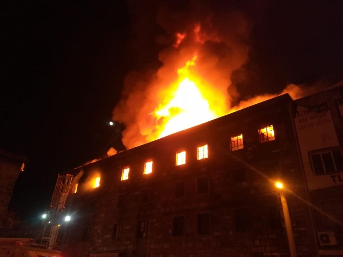 İzmir&rsquo;de 4 katlı tekstil at&ouml;lyesinde korkutan yangın