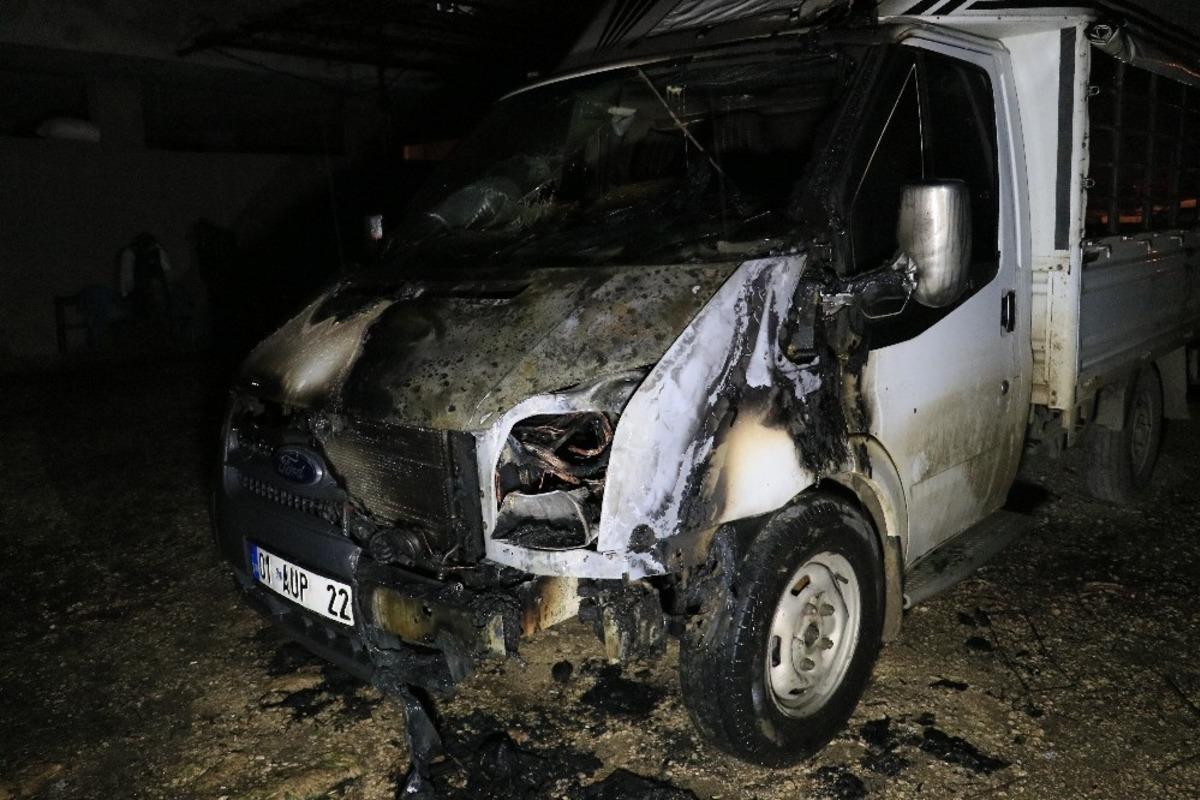 Adana&rsquo;da bir kişi ağabeyinin kamyonetini kundakladı