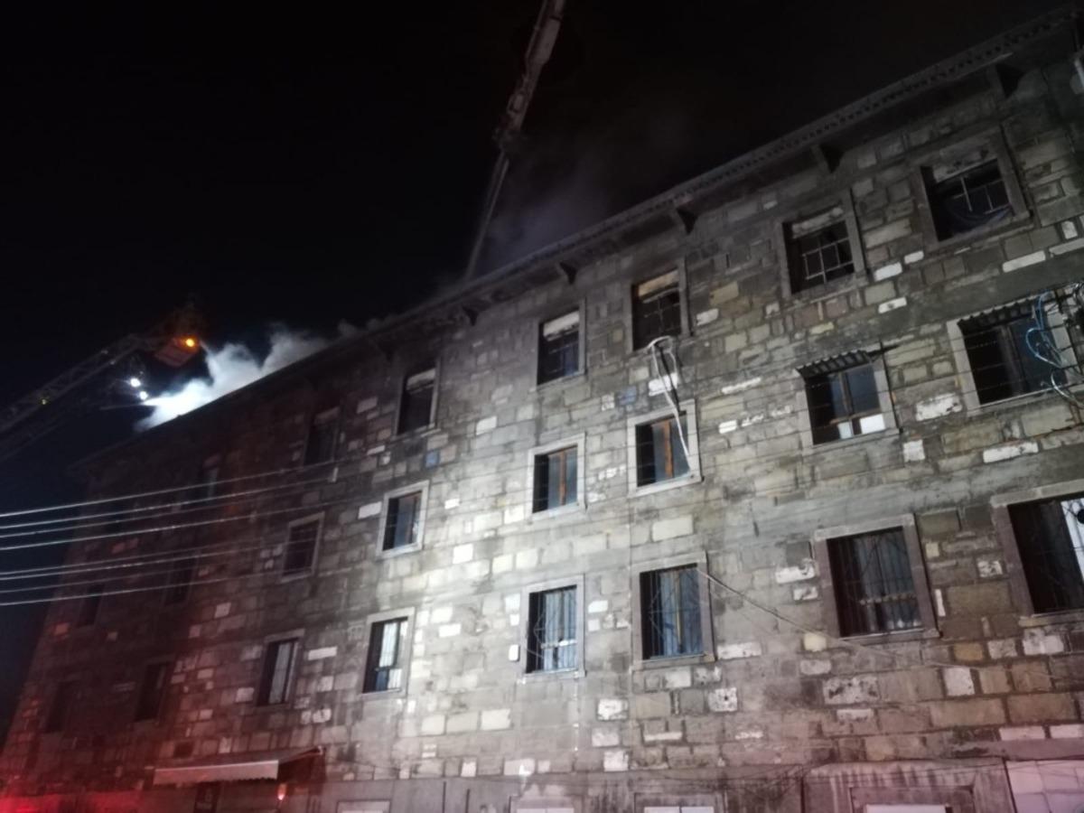 İzmir&rsquo;de 4 katlı tekstil at&ouml;lyesinde &ccedil;ıkan yangın s&ouml;nd&uuml;r&uuml;ld&uuml;