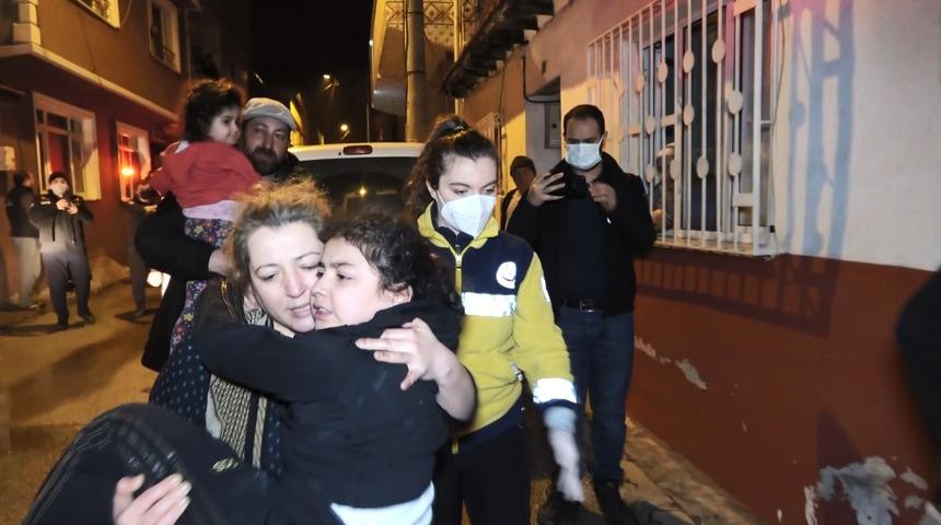 Bursa'da apartman dairesindeki yangında can pazarı: 4'ü çocuk 8 kişi kurtarıldı