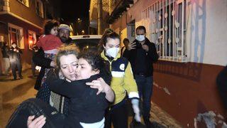 Bursa'da apartman dairesindeki yangında can pazarı: 4'ü çocuk 8 kişi kurtarıldı