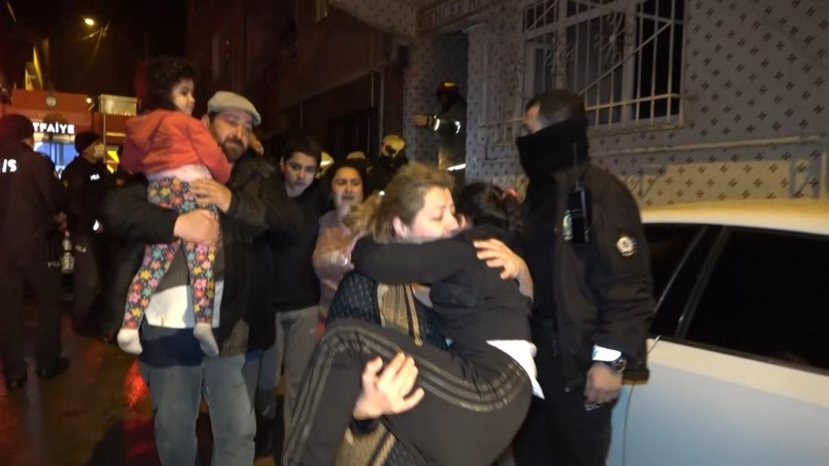 3 katlı apartmanda korkutan yangın: 5&rsquo;i &ccedil;ocuk 8 kişi dumandan etkilendi