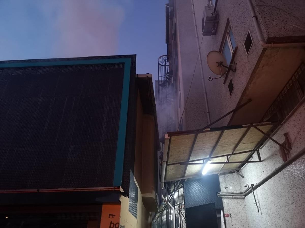 Ataşehir&rsquo;deki mobilya fabrikası ikinci kez yandı