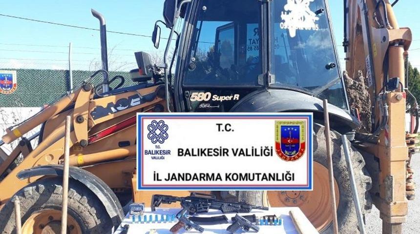 Jandarma ekipleri Karesi’de kaçak kazı yapan 8 kişiyi yakaladı