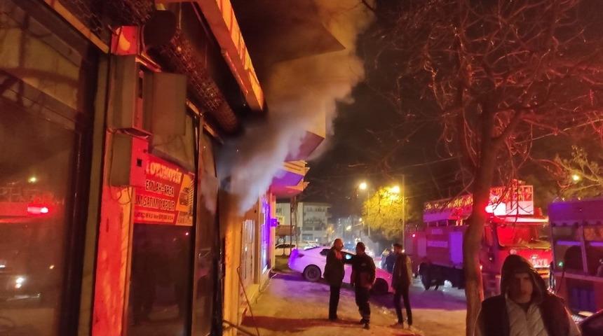 Kahta’daki iş yeri yangını paniğe sebep oldu