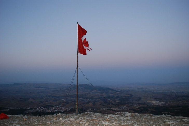 Denizli’de Ülkü Ocakları 1840 metre yükseklikte Türk bayrağını değiştirdi G1