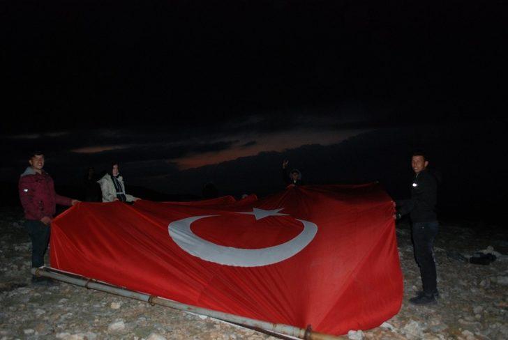 Denizli’de Ülkü Ocakları 1840 metre yükseklikte Türk bayrağını değiştirdi G3