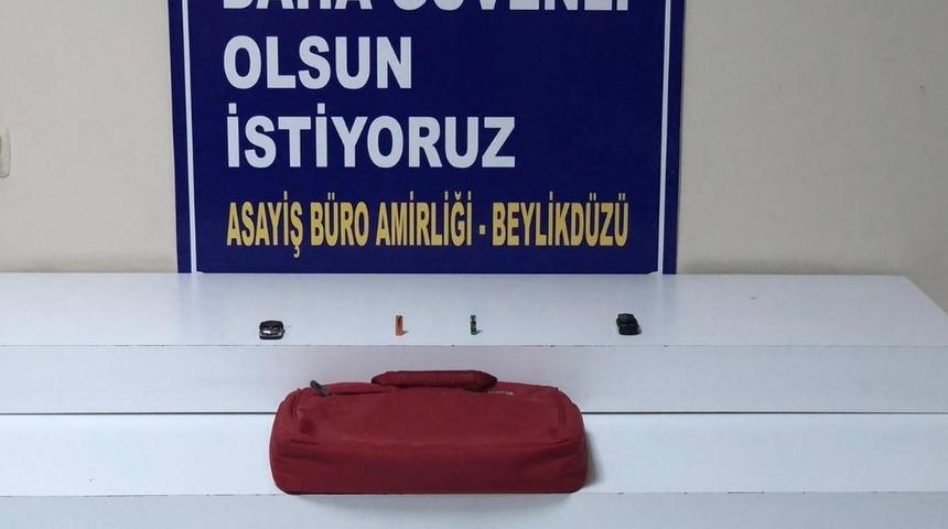 Beylikd&uuml;z&uuml;&rsquo;nde &rsquo;sinyal kesici&rsquo; cihaz ile otomobilleri soyan zanlı kamerada