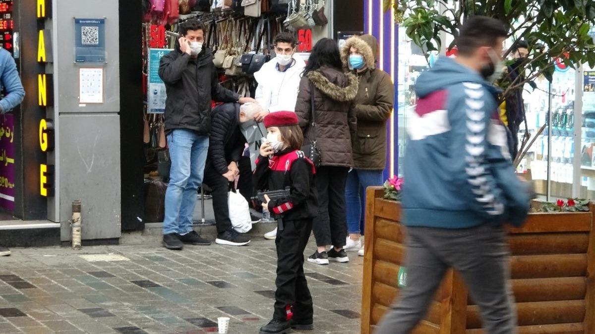 (&Ouml;zel) İstiklal Caddesi&rsquo;nde minik polis, yaralı adam i&ccedil;in telsiziyle ambulans istedi