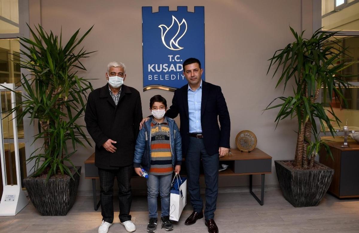 Başkan G&uuml;nel,Minik Efe&rsquo;ye verdiği karne hediyesi s&ouml;z&uuml;n&uuml; tuttu