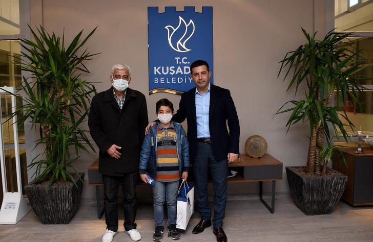 Başkan Günel,Minik Efe’ye verdiği karne hediyesi sözünü tuttu G1