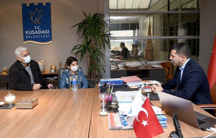 Başkan Günel,Minik Efe’ye verdiği karne hediyesi sözünü tuttu G3