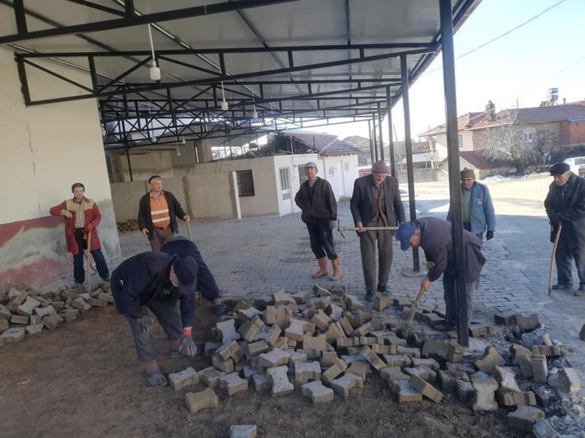 Karak&uuml;r k&ouml;y&uuml;ne &ccedil;ok ama&ccedil;lı bina