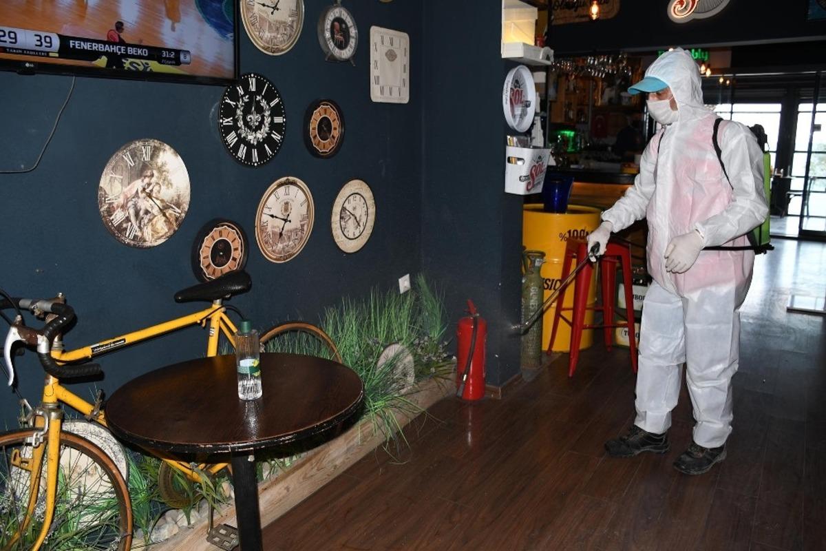 Kuşadası&rsquo;nda 1 g&uuml;nde 123 işletme dezenfekte edildi