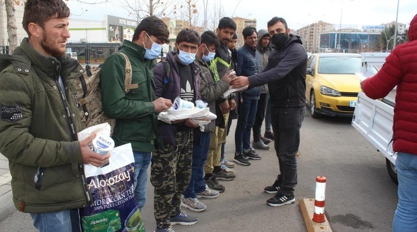 İş kadınından &ouml;rnek davranış: D&uuml;zensiz g&ouml;&ccedil;menlere yemek dağıttı