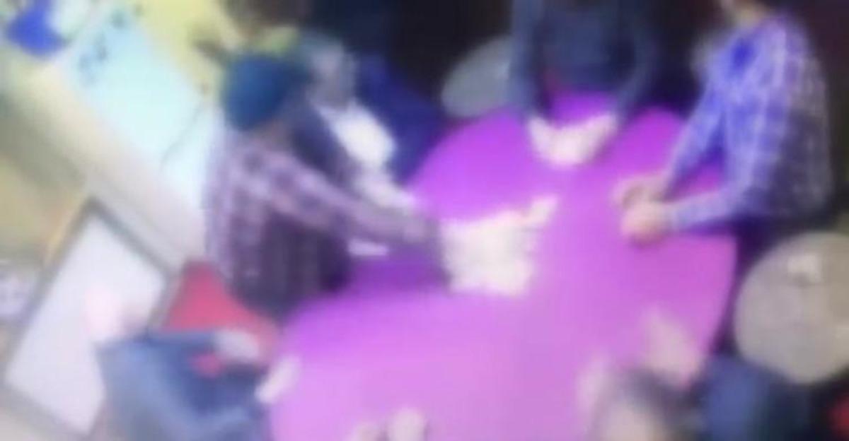 Sancaktepe&rsquo;de kısıtlamada kumar oynatılan mekana baskın