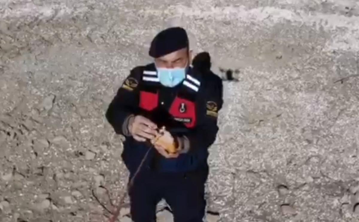 Jandarma yaban ke&ccedil;ilerine saman, balıklara drone ile ekmek bıraktı