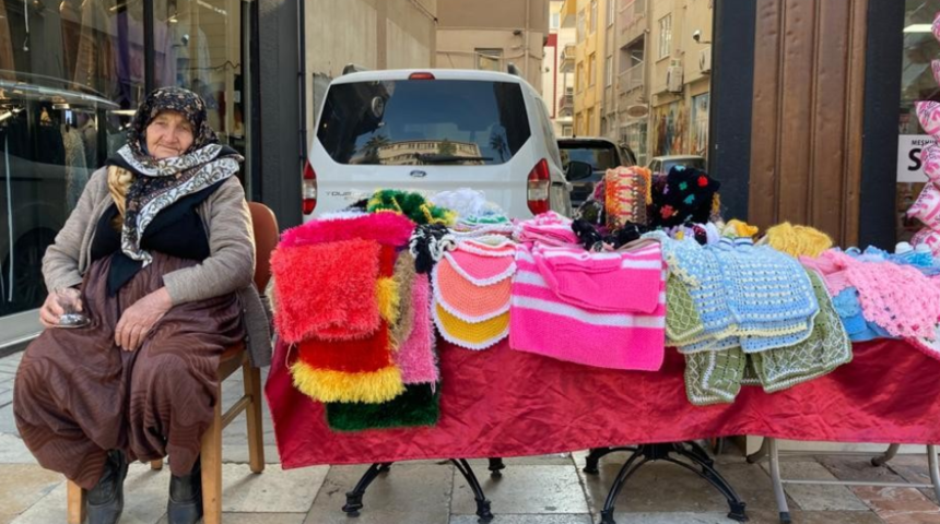 Gençlere taş çıkarıyor! 85'lik nine, 57 yıldır ekmeğini sokaktan kazanıyor 