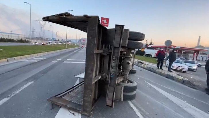 Sac yüklü kamyon yan yattı G1