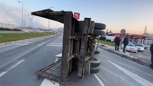 Sac yüklü kamyon yan yattı